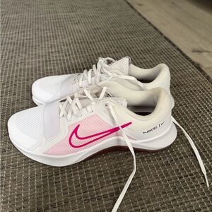NIKE size 9 Women's White and Pink Workout sneakers- worn 2x only!